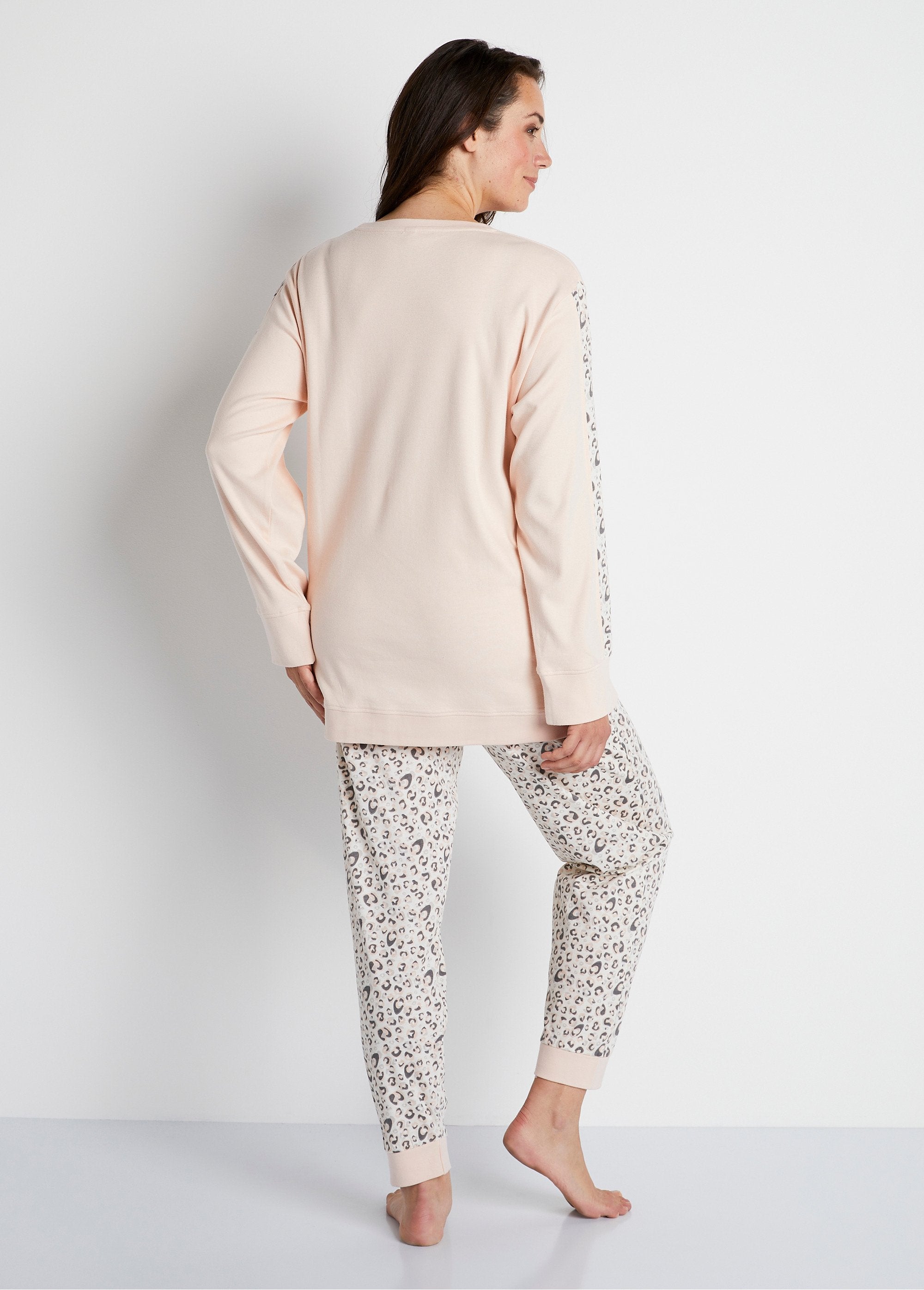 Long-sleeved_cotton_interlock_pajamas_Pink_and_print_DO1_curvy