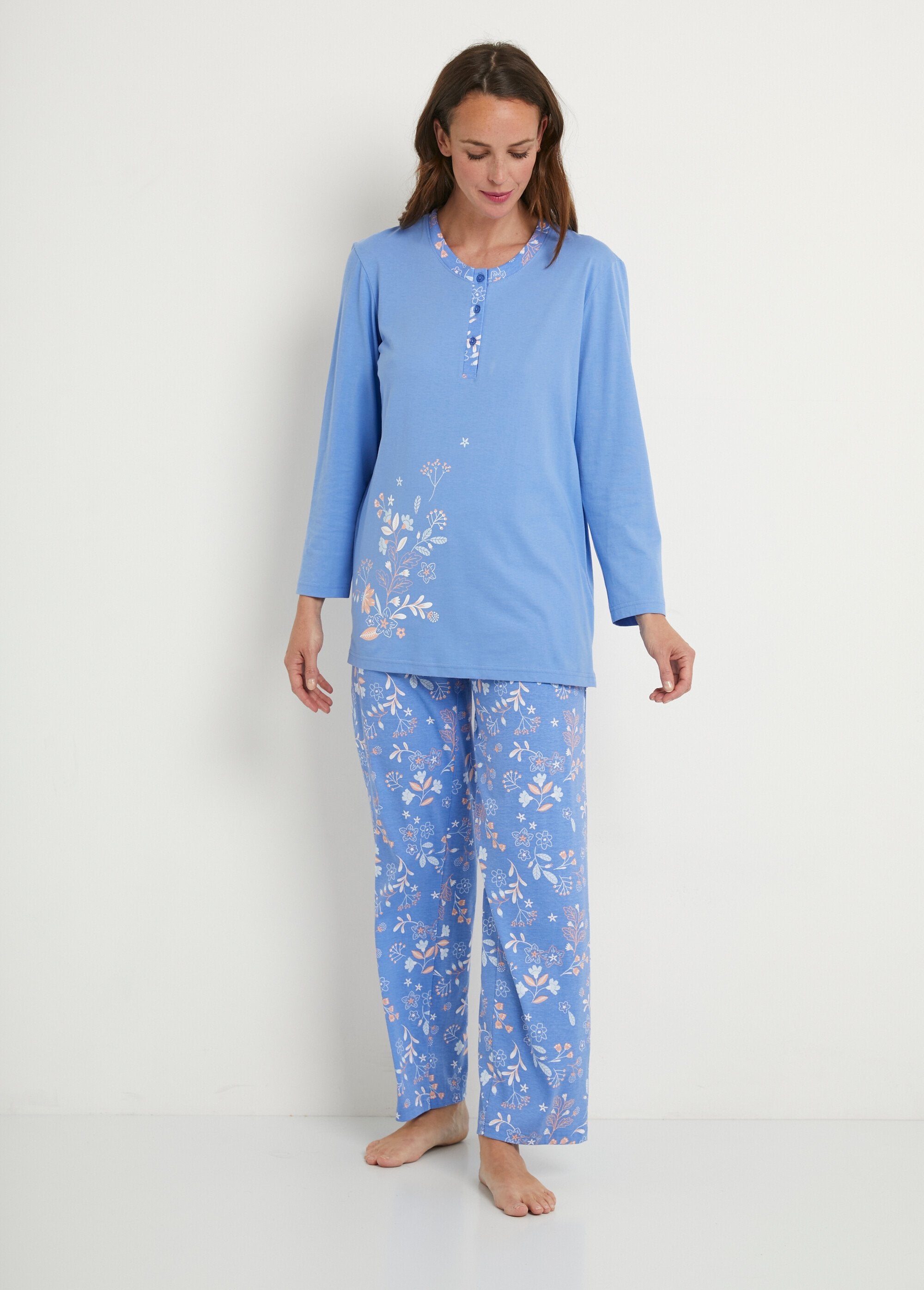 Long-sleeved_pyjamas_in_plain_floral_cotton_Blue_and_pink_print_FA1_slim