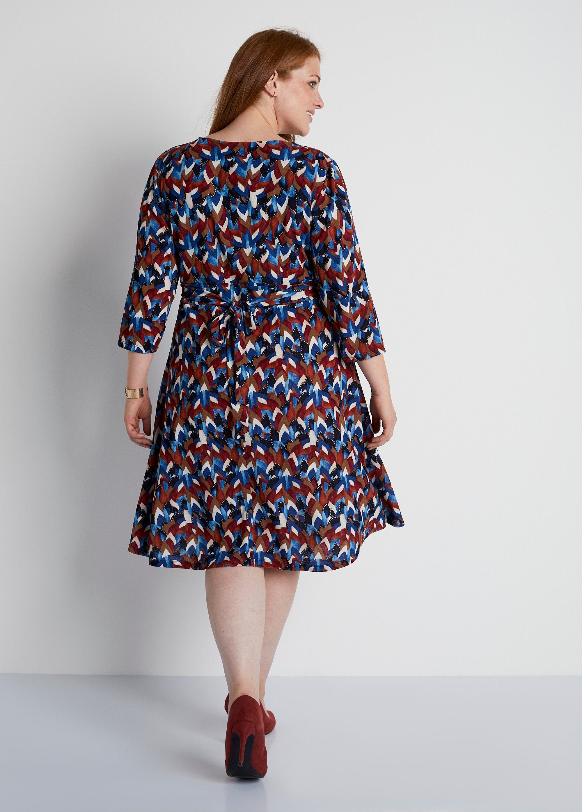 Short_flared_printed_wrap_dress_Blue_print_DO1_curvy