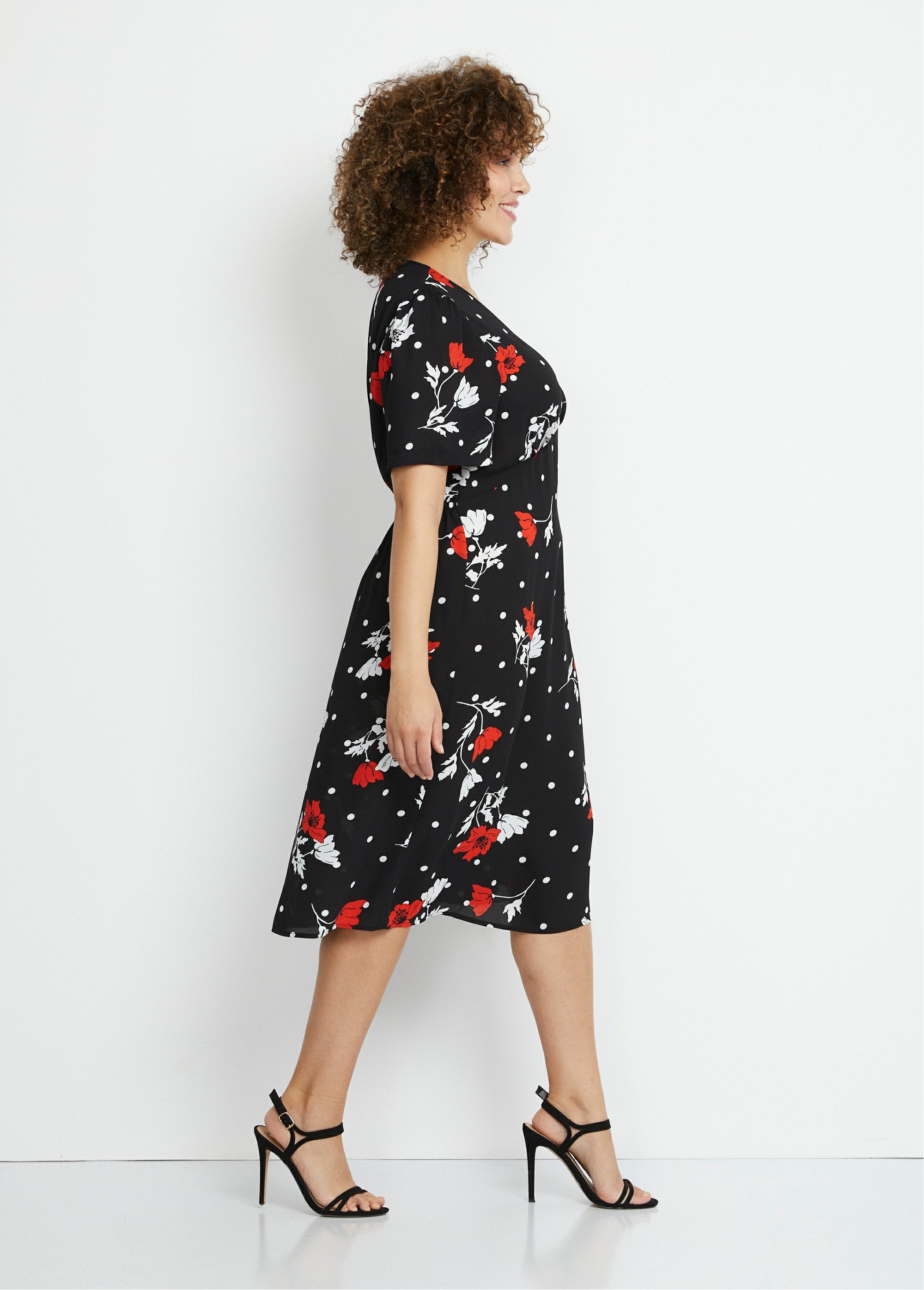 Short_floral_straight_dress_Black_background_DR1_curvy