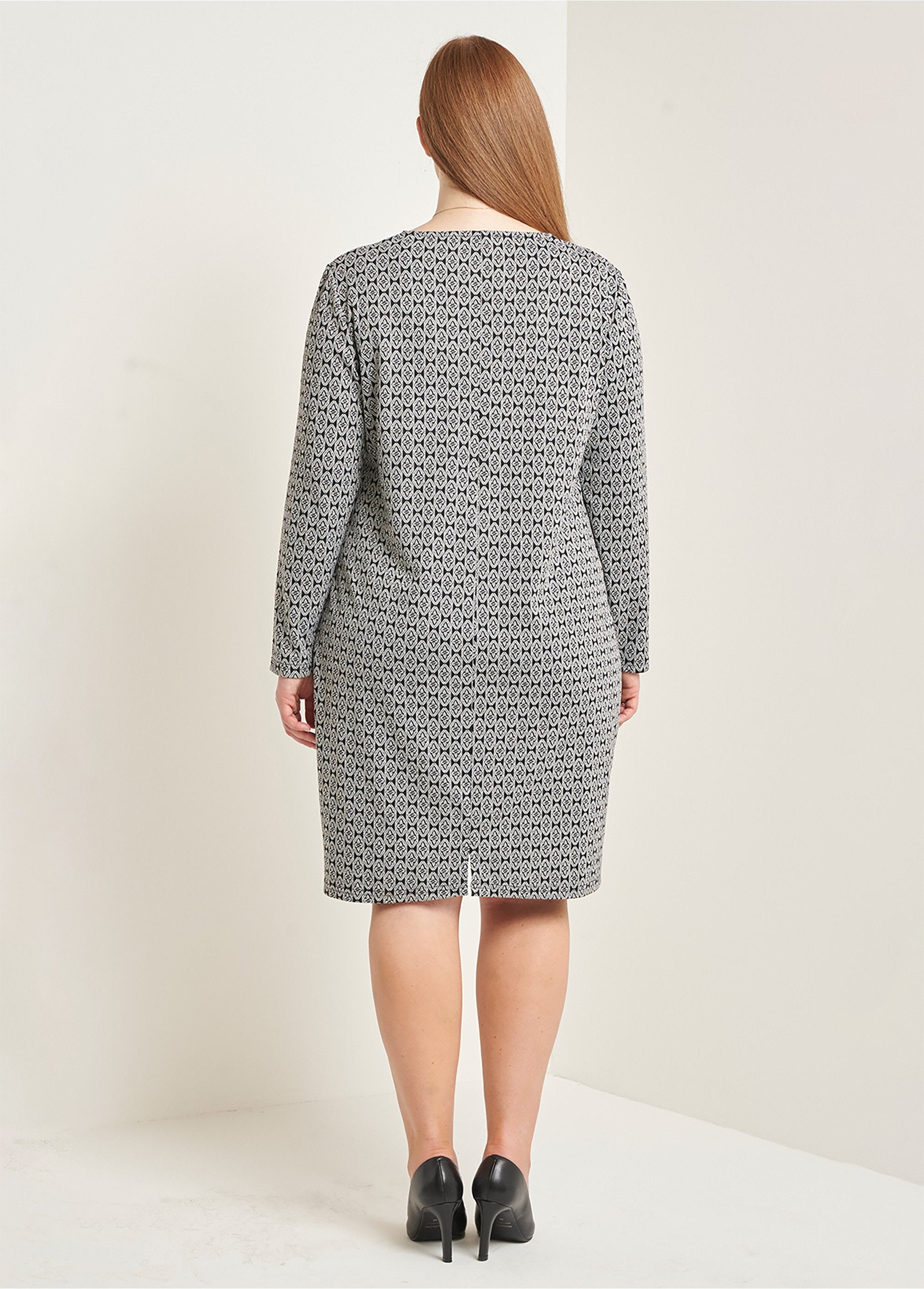 Fancy_jacquard_knit_dress_Black_background_DO1_curvy
