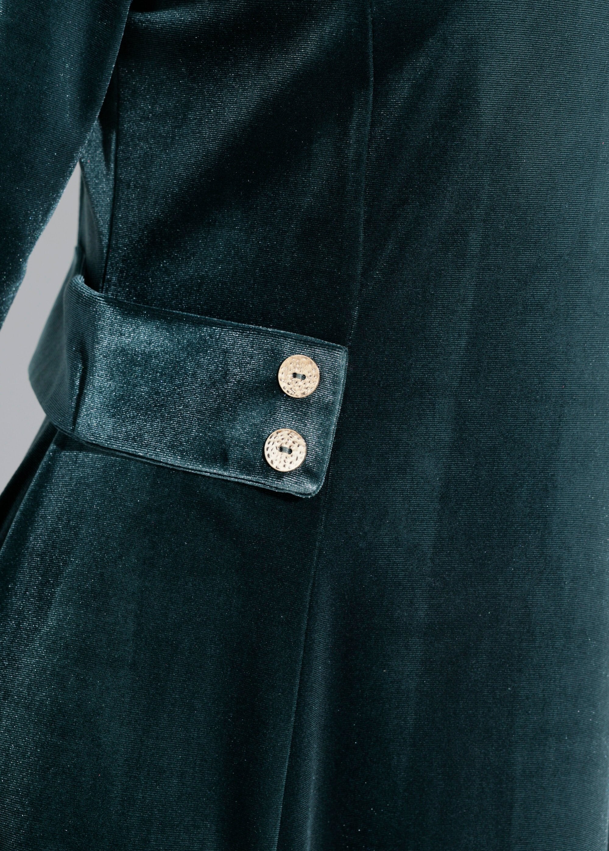 Velvet_dress_with_a_round_neck_and_defined_waist_Green_DE1_slim