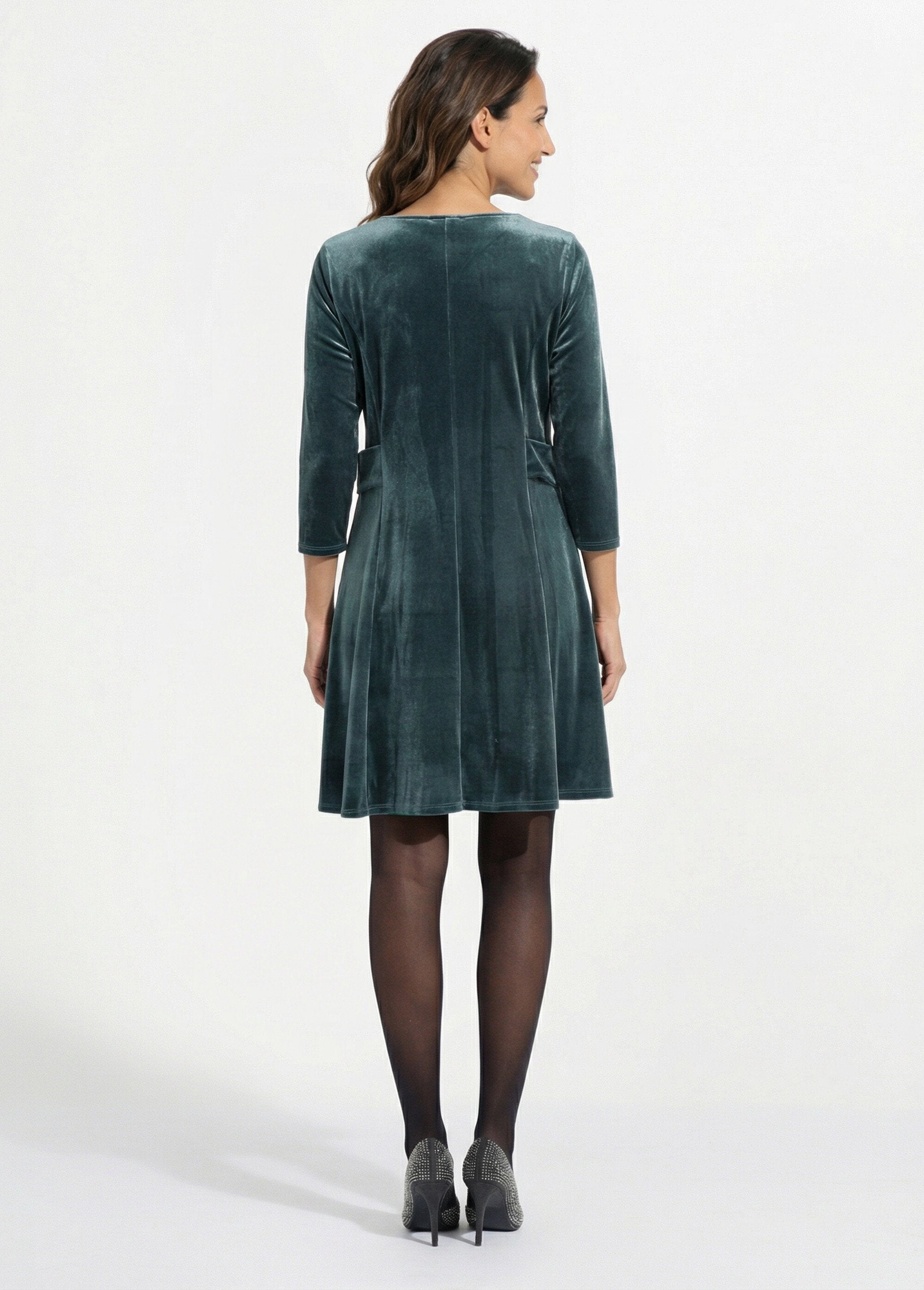 Velvet_dress_with_a_round_neck_and_defined_waist_Green_DO1_slim