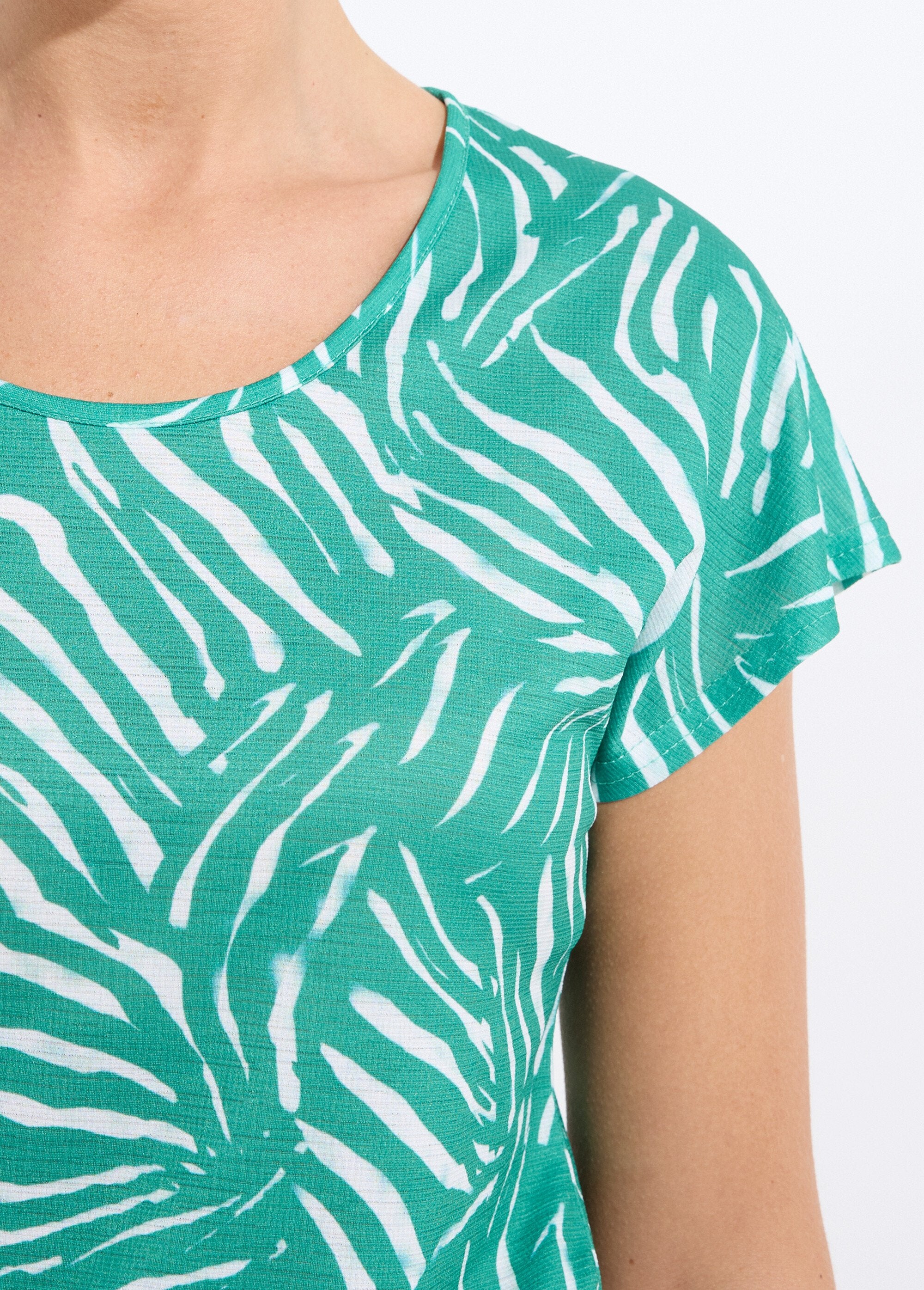 short-sleeved_round_neck_printed_T-shirt_Green_DE1_slim