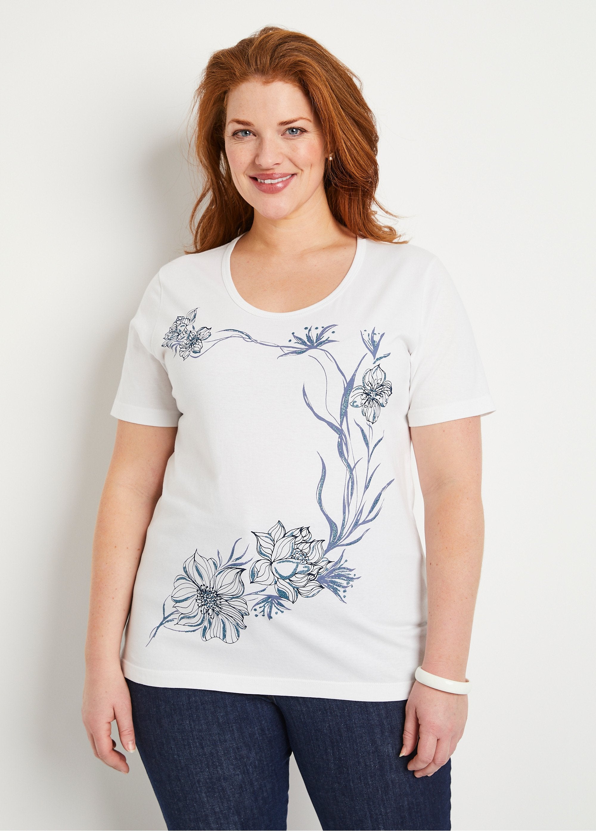 Round_neckline_flower_pattern_t-shirt_White_background_FA1_curvy