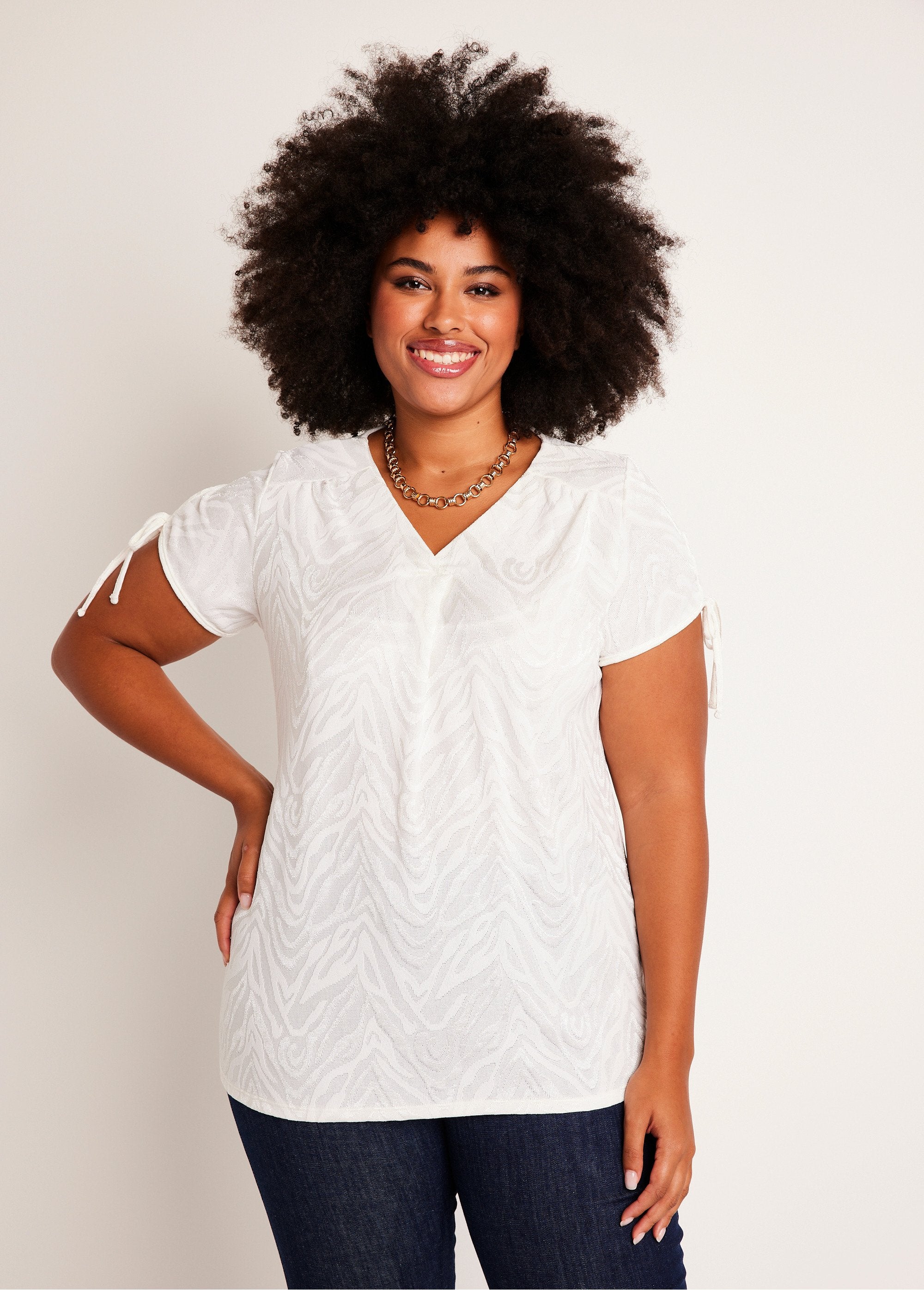 Long_loose_V-neck_t-shirt_Ecru_FA1_curvy