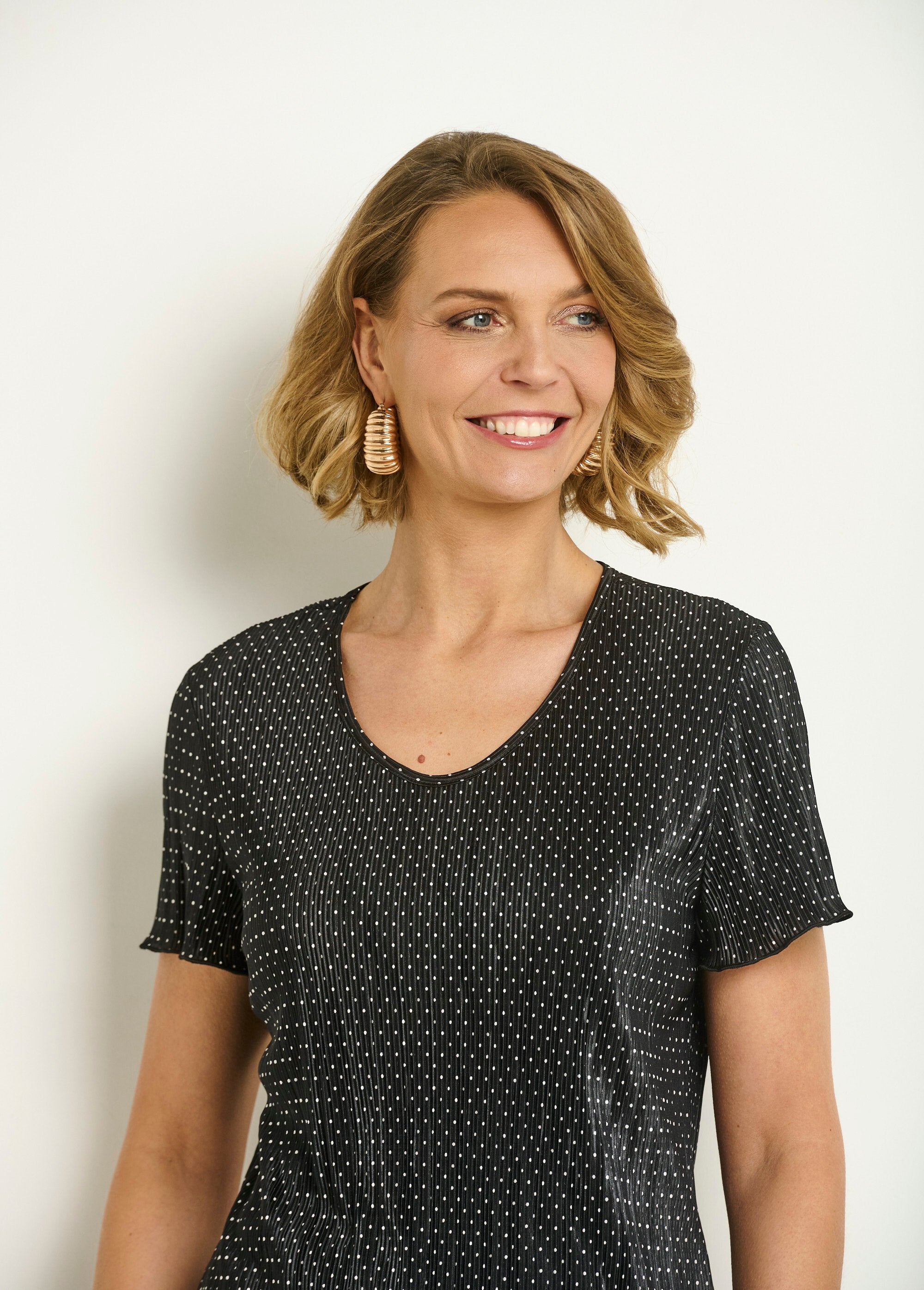 Pleated_polka_dot_t-shirt_with_flared_round_neck_Black_DE1_slim