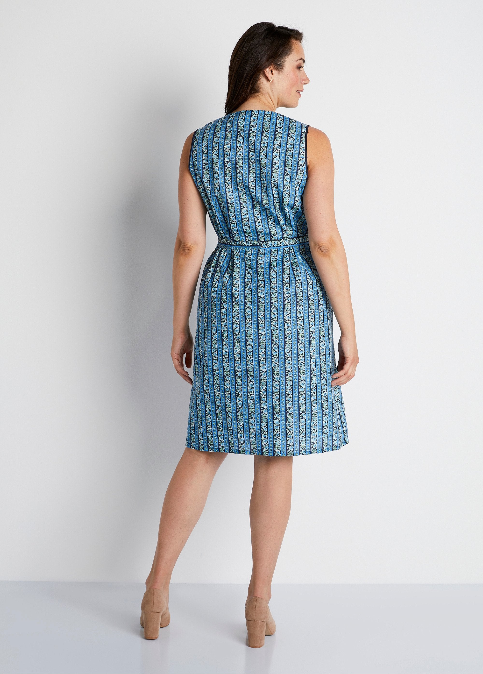 Short_sleeveless_buttoned_apron_Blue_DO1_curvy