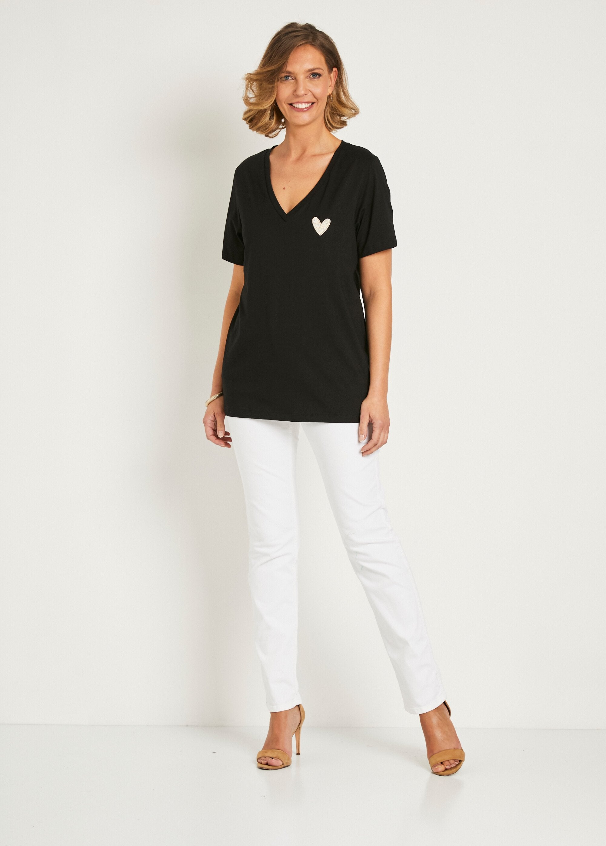 Heart_embroidered_V-neck_T-shirt_Black_SF1_slim