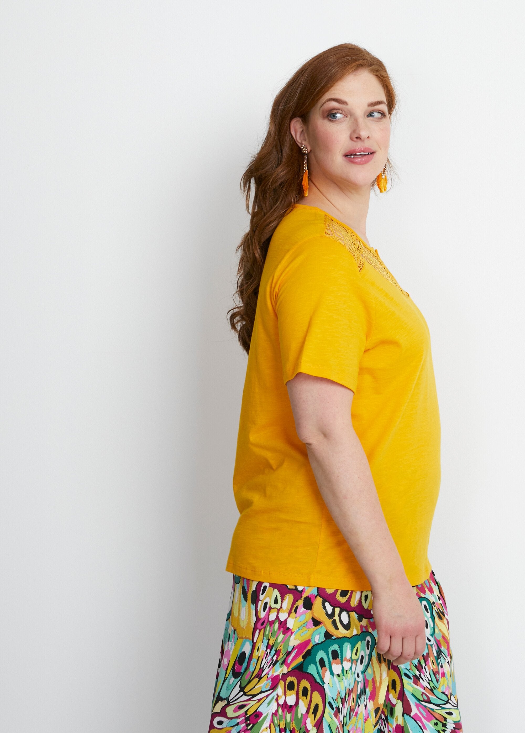 Cotton_slub_knit_lace_t-shirt_Saffron_DR1_curvy