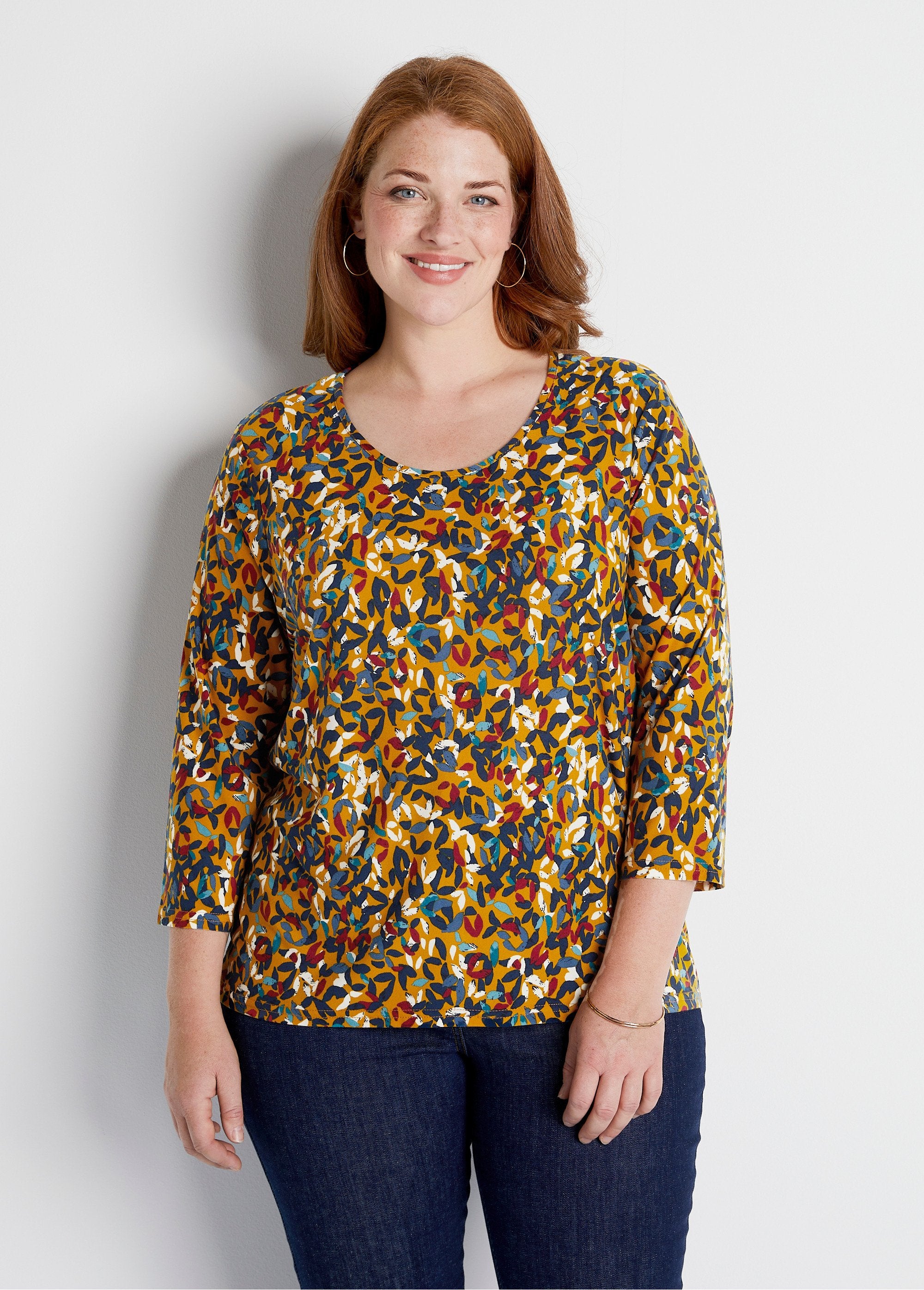 Short_round_neck_3/4_sleeve_printed_t-shirt_Honey_background_FA1_curvy