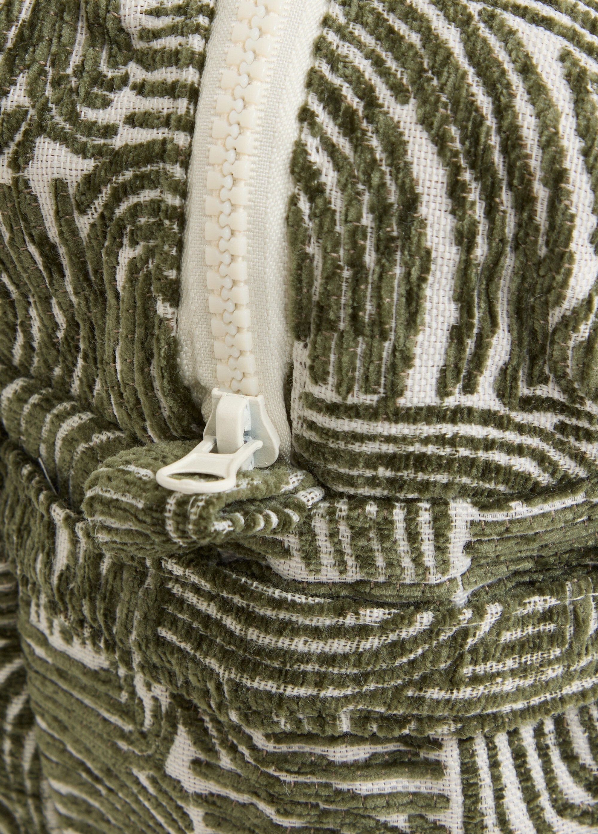 Textured_fabric_toiletry_bag_Green_DE1_slim