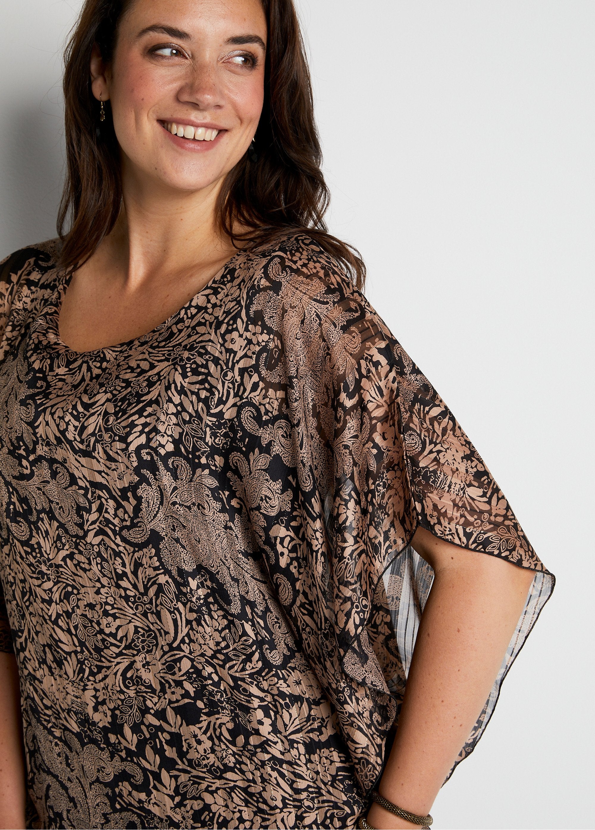 Printed_batwing_sleeve_tunic_Black_background_DE1_curvy