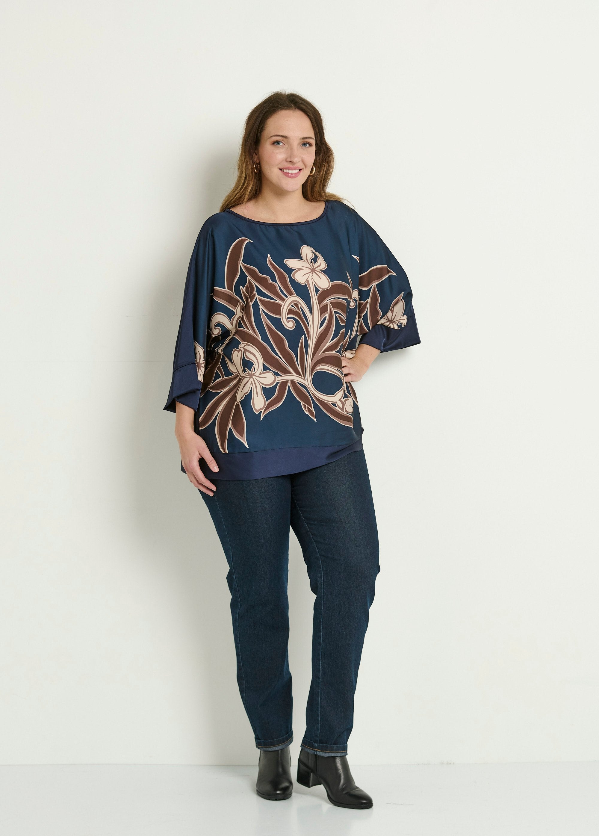 Satin_tunic_with_floral_motif_and_kimono_sleeves_Marine_SF1_curvy