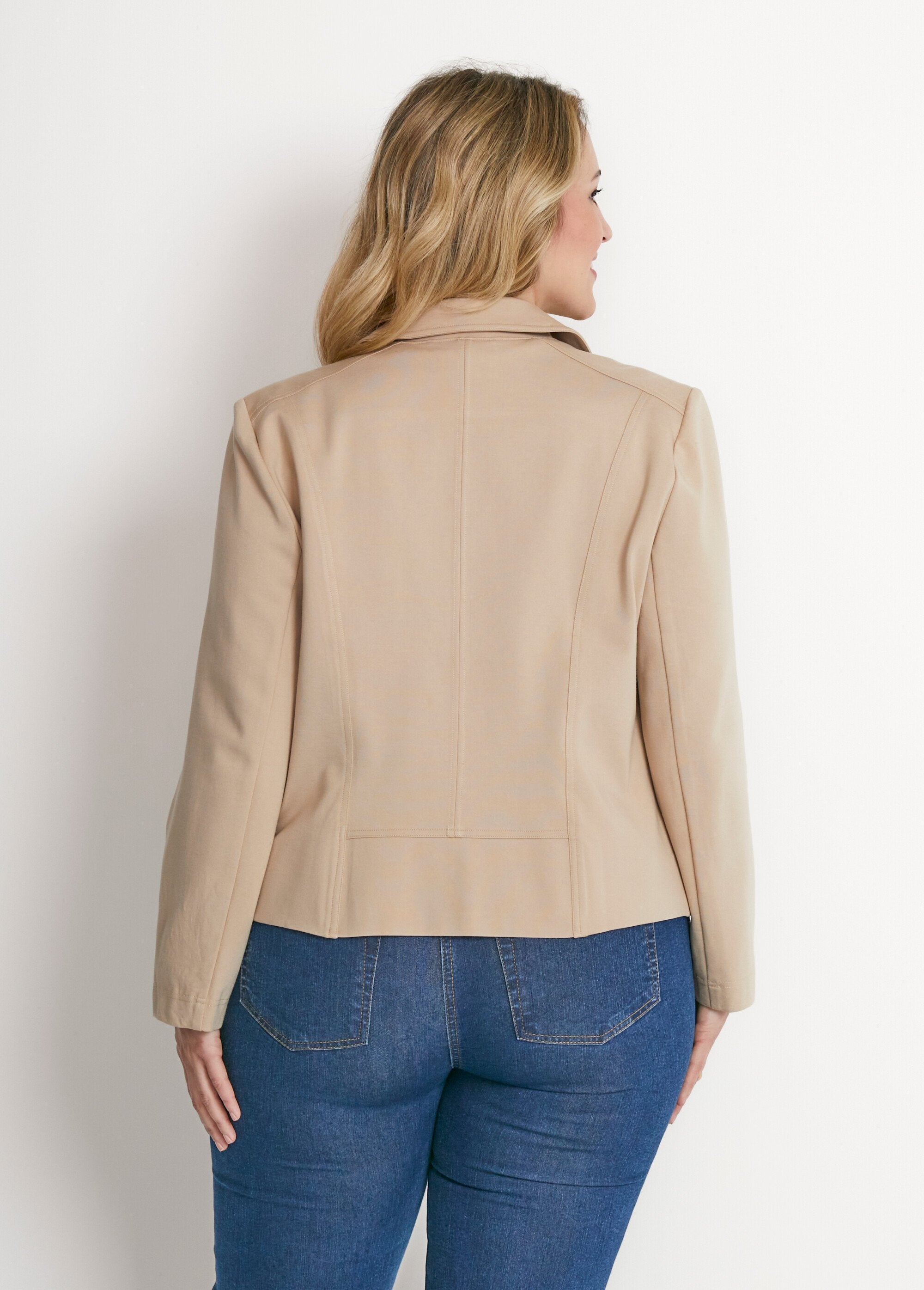 Short_straight_zipped_knitted_jacket_Sand_DO1_curvy