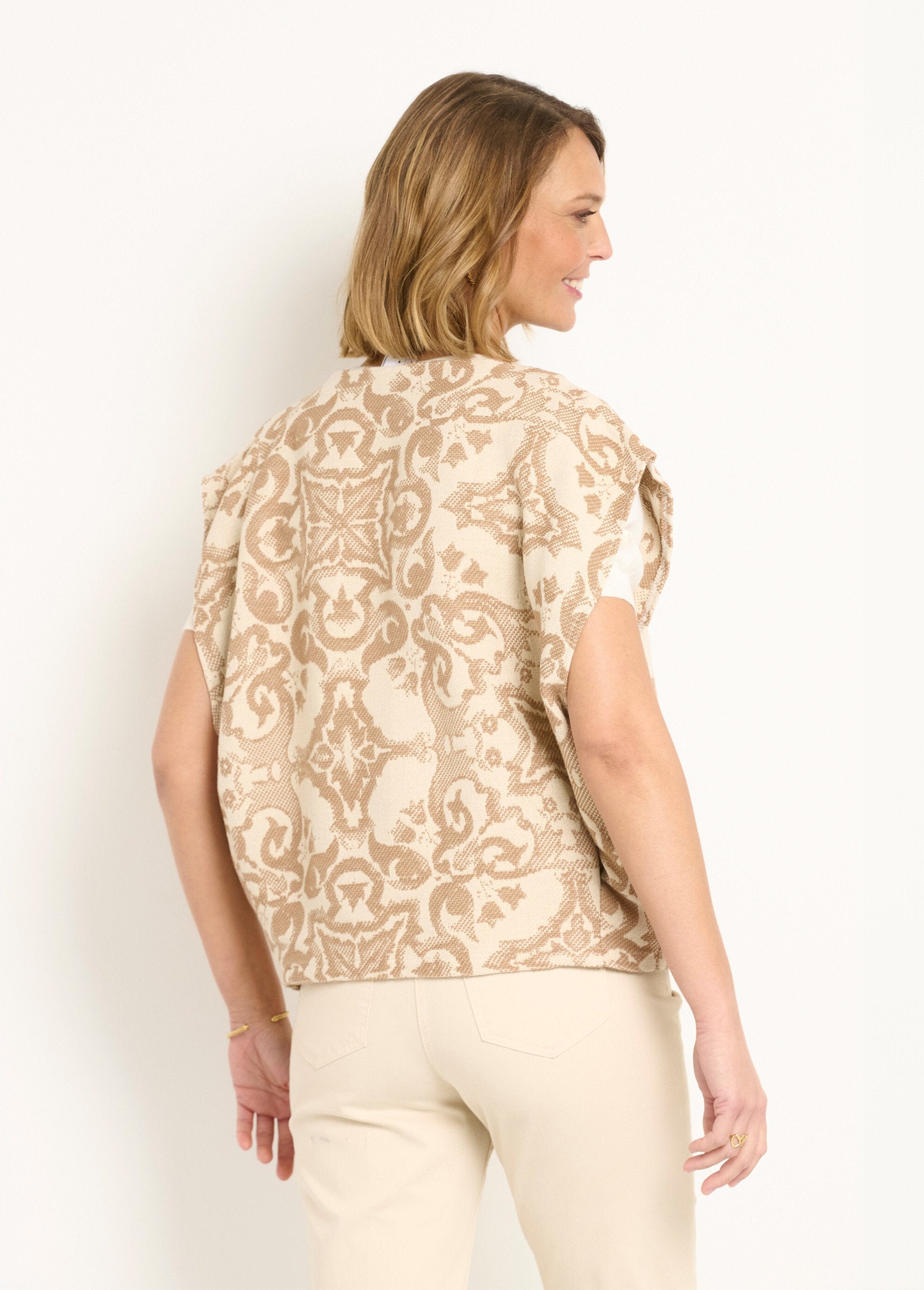 Veste_col_rond_sans_manches_en_jacquard_Beige_DO1_slim