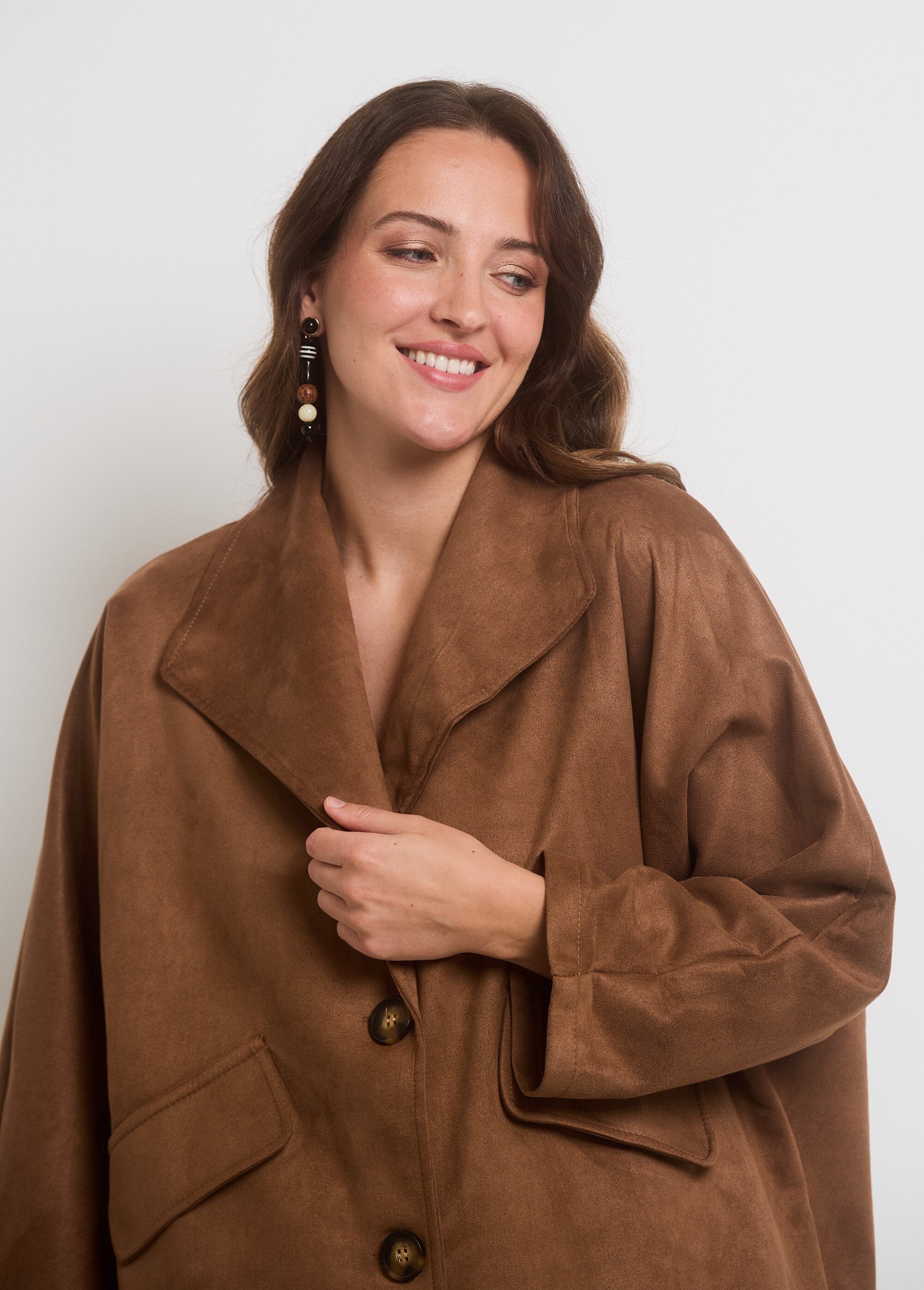 Suedette_long-collared_jacket_Beige_DE1_curvy