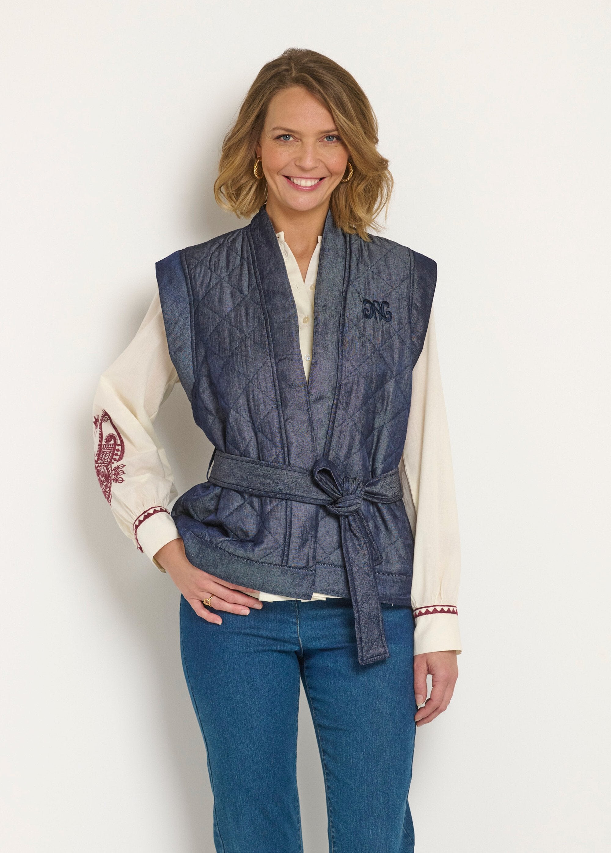 Sleeveless_quilted_jacket_with_belt_Indigo_FA1_slim